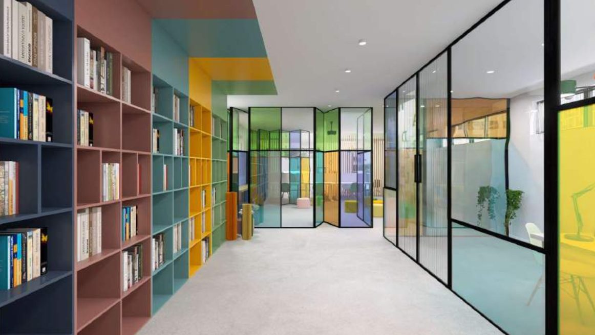 Render del corridoio con librerie e sale vetrate