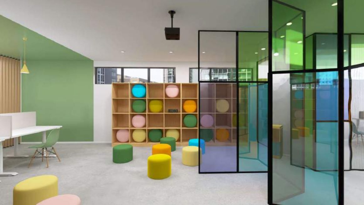 Render di uno spazio comune con librerie e pouf colorati